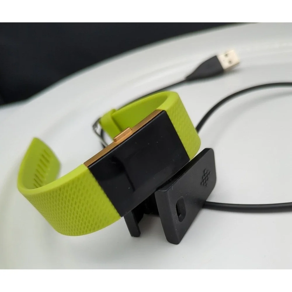 2 Fitbit Trackers with Chargers‎ and wrist straps Broken Not Working For Parts